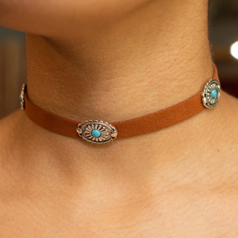 Collar Gargantilla Cuero Suave Marrón con Concho Plateado y Turquesa Foto 1 de 4