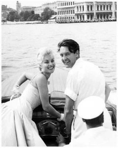 BELINDA LEE & DONALD SINDEN on boat 8x10 still VENICE FILM FESTIVAL -- g049 - Picture 1 of 1