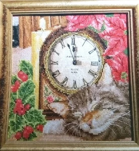 Punto de Cruz "GATO DORMIDO" patrón ~ Navidad, reloj, flores de pascua, acebo - Imagen 1 de 1