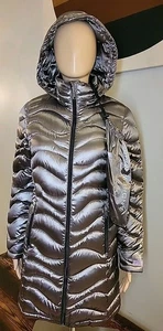 Neu mit Etikett Andrew Marc Premium verstaubarer Daunenmantel 650er Füllung Damen silber Größe XS  - Bild 1 von 15