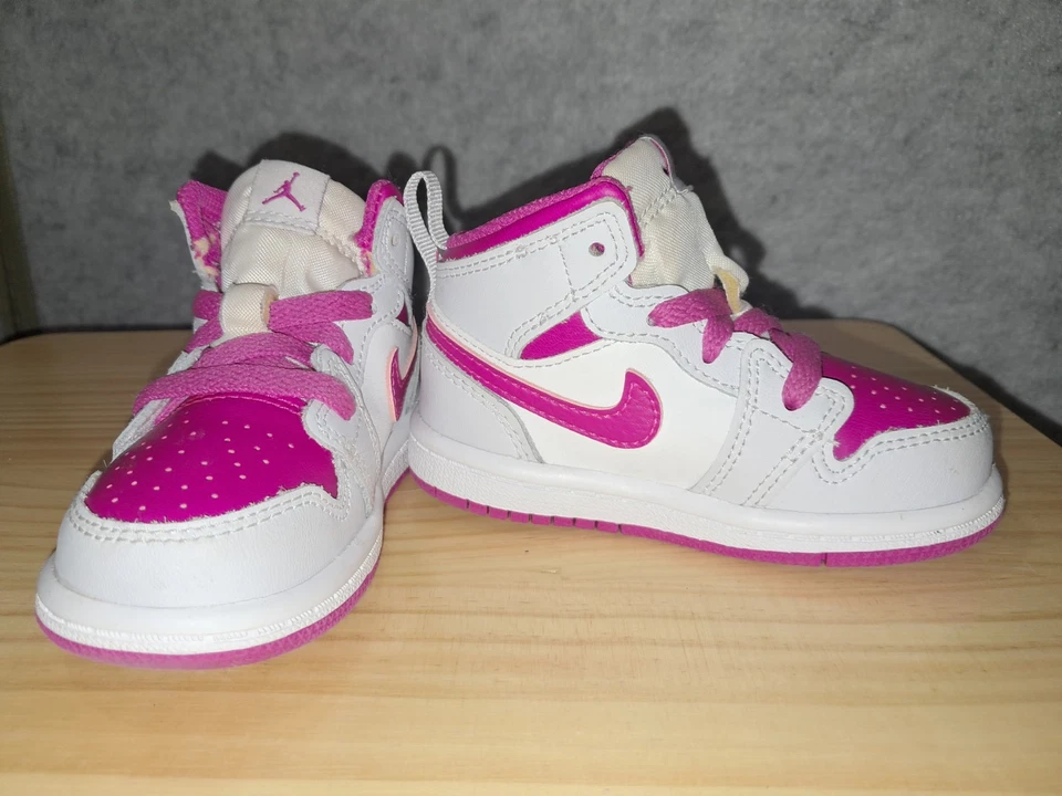 es un par de zapatos para niños pequeños Nike Air Jordan 1 Mid TD "Fire Pink" Foto 1 de 3