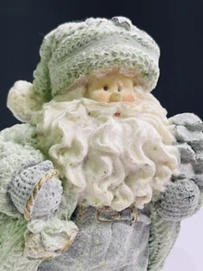 Estatuilla de Papá Noel azul escarcha decoración navideña sosteniendo árbol y bolsa - Imagen 1 de 14