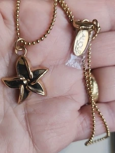 LALIQUE Gold Tone Starfish Pendant Necklace. Excellent Condition - Picture 1 of 7