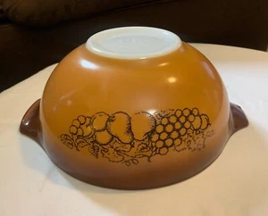 Pyrex Brown OLD ORCHARD FRUIT 443 2.5 qt Mixing Nesting Cinderella Bowl EU A2 - Picture 1 of 3