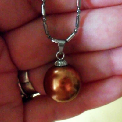 COLLAR con colgante similar a una perla de cobre óxido y cadena plateada, chapado en oro de 18 quilates Foto 1 de 4