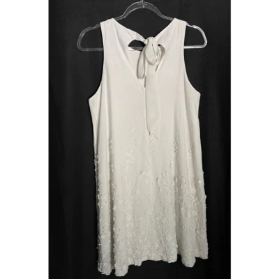 Vestido feminino Eci New York M aplique branco floral sem mangas gola redonda buraco na fechadura - Imagem 1 de 4