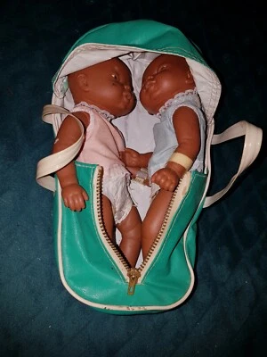  2 bébé  EMSON Twin BABY DOLLS garçon et fille  21 cm.et vieux couffin  - Immagine 1 di 4