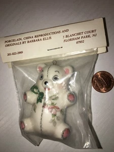ADORNO ÁRBOL DE NAVIDAD VINTAGE porcelana blanca rosa BABY BEAR VACACIONES 2 1/2" - Imagen 1 de 3