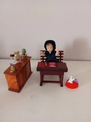 Stanza A Studio Con Bambolina In Ceramica In Miniatura Nuovo - Immagine 1 di 4