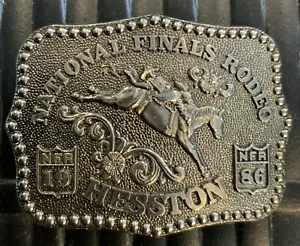 De colección Miniatura 1986 Finales Nacionales Rodeo Hesston Hebilla de Cinturón Fred Fellows - Imagen 1 de 2
