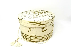 Caja de sombrero redonda vintage de 10” X 6” marfil con notas musicales de lámina de oro hechas en India usadas en excelente estado - Imagen 1 de 6