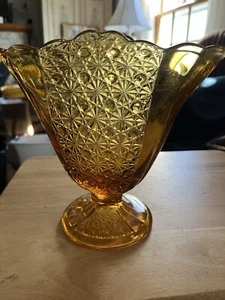 "Florero abanico festoneado vintage Fenton de vidrio ámbar con patrón de margaritas y botones 9x9x2"" en muy buena condición" - Imagen 1 de 8