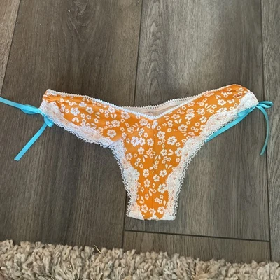 Tanga vintage Victoria’s Secret Pout encaje lazo alto V floral talla L Foto 1 de 2
