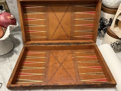 Antigua caja de tablero de backgammon y ajedrez de cuero trabajada a mano era victoriana jaspeada Foto 1 de 4