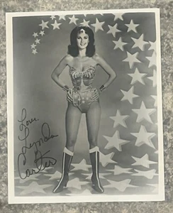 LYNDA CARTER SIGNIERT WONDER WOMAN 8x10 SCHWARZWEISS FOTO LIEBE MISS WORLD USA - Bild 1 von 2