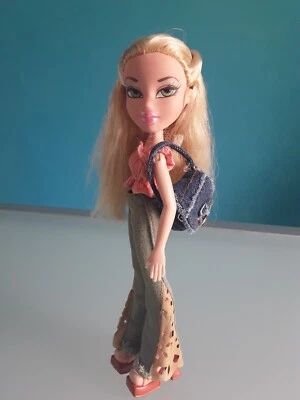 "BRATZ DOLL", MGA, "Strut It","CLOE", modello 2002, altezza 25 cm. - Immagine 1 di 4