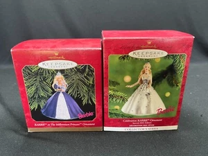 2 Adornos de Navidad Barbie Hallmark - Celebración 2001 y Milenio 1999 - Imagen 1 de 6