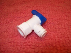 Válvula de bola de tanque para tanques de almacenamiento de agua RO de ósmosis inversa 1/4" FNPT X 1/4" QC - Imagen 1 de 3