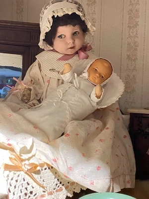 POUR POUPEE ANCIENNE BEBE 20 CM TENUE D ORIGINE ET LIT TISSU DIT PORTATIF - Photo 1/4