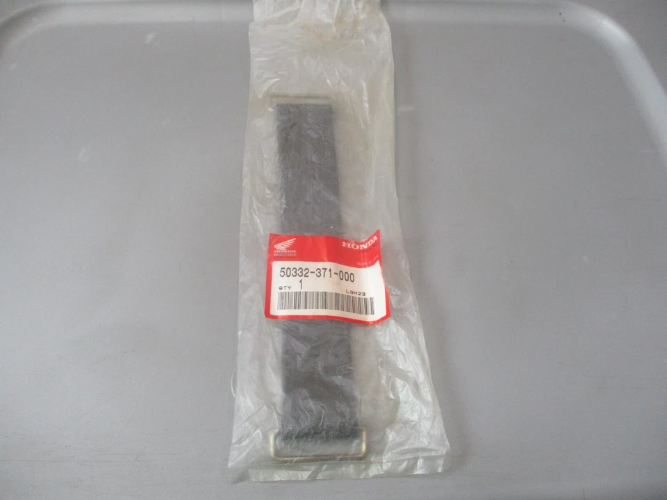 Оригинальный ремешок аккумулятора для Honda 1975-1976 GL1000 Goldwing 50332-371-000 новый из старых запасов - Изображение 1 из 1