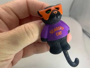 Halloween Katze verkleidet als Gruselkatze Vintage Harz Brosche Anstecknadel V-8660* - Bild 1 von 3