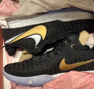 Nike LeBron XX Black Metallic Gold White DJ5423-003 Men’s Size 8.5 NEW Basketbal - Picture 1 of 5