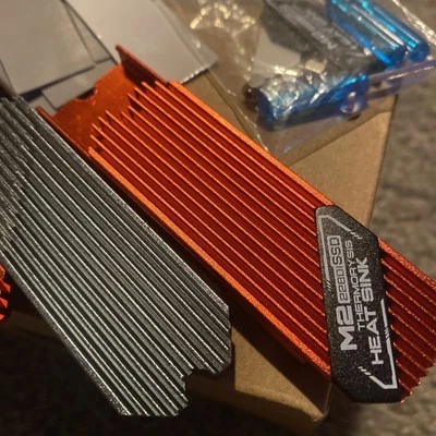 Disipador térmico SSD JEYI M.2 2280 SSD enfriador de aluminio uno plateado uno y dos rojos Foto 1 de 4