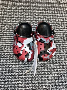 Crocs Classic Boys Infant Black Red Camo Clogs Sandals Size 4 (C4) RRP £35.00 - Picture 1 of 6