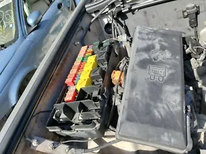 1999 2000 2001 2002 2003 2004 LAND ROVER DISCOVERY II FRONT FUSE BOX - Picture 1 of 1