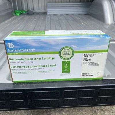 Cartucho de toner compatível Sustainable Earth by Staples SEB49AR para HPQ5949A - Imagem 1 de 4