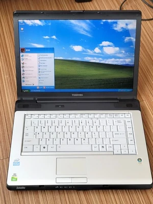 Toshiba Satellite A205 15.4" / Dual Core 1.6GHz / 120GB / DVD / Windows XP Retro Foto 1 de 4