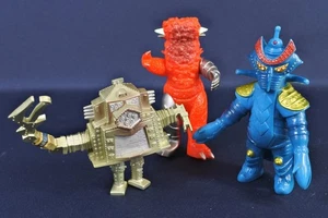 Lotto 3 figurine Bandai Ultra Kaiju Monster Sofubi in vinile morbido vintage dal Giappone - Foto 1 di 12