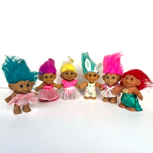 Lotto di 6 bambole troll vintage 5" vestite rosa, verde, giallo, capelli rossi... - Foto 1 di 22