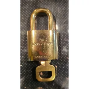 Louis Vuitton Vorhängeschloss und #323 Schlüssel Set Gold Messing Original Designer - Bild 1 von 2