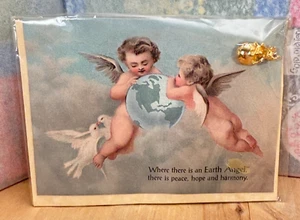 Weihnachtskarte im Antik-Stil mit Schutzengel Anstecknadel, Cherubs und Erde NEU - Bild 1 von 2