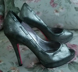Betsey Johnson zinngrau metallic offene Zehenpartie Stiletto Größe 5,5 rosa Sohle - Bild 1 von 8