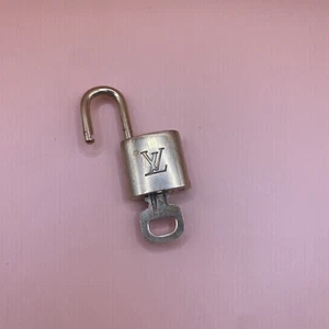 Auténtico juego de llaves y cerraduras doradas Louis Vuitton 318 - Imagen 1 de 5