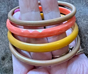 4 Vintage Plastic Bakelite ? Stacking Bracelets Butterscotch Cocoa Pumpkin Fall - Picture 1 of 5