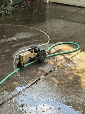 ASPERSOR DE CÉSPED TRACTOR DE VIAJE de colección metal fundido funcionando 18" x 9" sin marca Foto 1 de 4