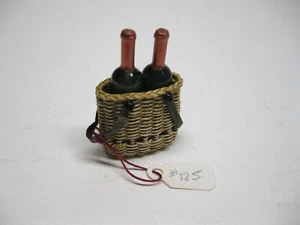 Puppenhaus Miniatur Künstlerkorb mit 2 Weinflaschen Ledergriffe - Bild 1 von 1
