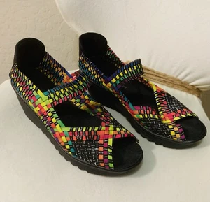 Sandalias/cuñas EDM Rave Bernie Mev neón multicolor talla 9,5 punta abierta tejidas/tejidas - Imagen 1 de 8