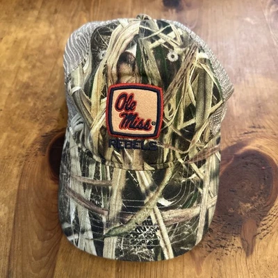 UNIVERSIDAD DE MISSISSIPPI OLE MISS REBELDES ROBLE MUSGOSO CAMUFLAJE CURVO BILLETE GORRA NUEVO CON ETIQUETAS Foto 1 de 4
