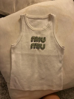  Top sin mangas con logotipo adornado Miu Miu talla pequeña hecho en Italia blanco y verde Foto 1 de 2