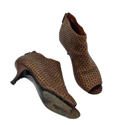 Givenchy Marrón Cuero Perforado Peep Toe Botines Tacones Mujeres 39 EE. UU. 9 DEFECTOS Foto 1 de 4