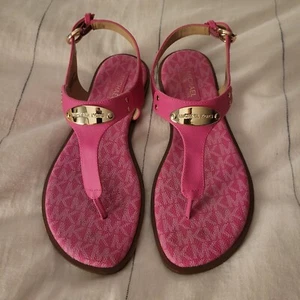 Pretty Michael Kors MK Plate Flat Cerise Ankle Strap Pink Thong Sandals 6M - Picture 1 of 9