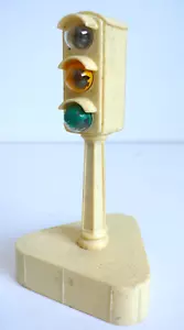 JOUET ANCIEN FEU TRICOLORE PLASTIQUE Ht 11 cm BON ÉTAT années 50/60 - Imagen 1 de 3
