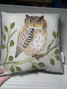 Almohada Pier One Hecha en India Búho Floral Bordada Crema Cottagecore - Imagen 1 de 7