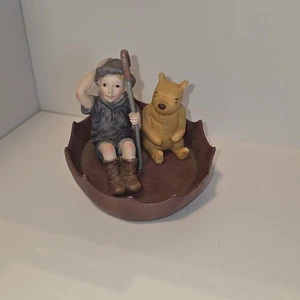 Disney Classic Pooh Christopher & Pooh im Regenschirm Charpente Harz Briefbeschwerer - Bild 1 von 6
