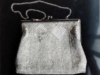 Bolso sin asas plateado vintage de calidad japonés con cuentas de noche Foto 1 de 4