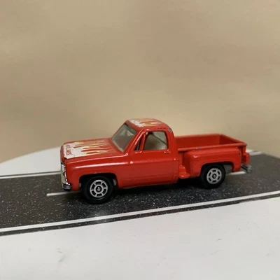 Camioneta pickup Yat Ming Chevy C/K Stepside Red Hot Flames gráfica escala 1:64 casi nueva Foto 1 de 4